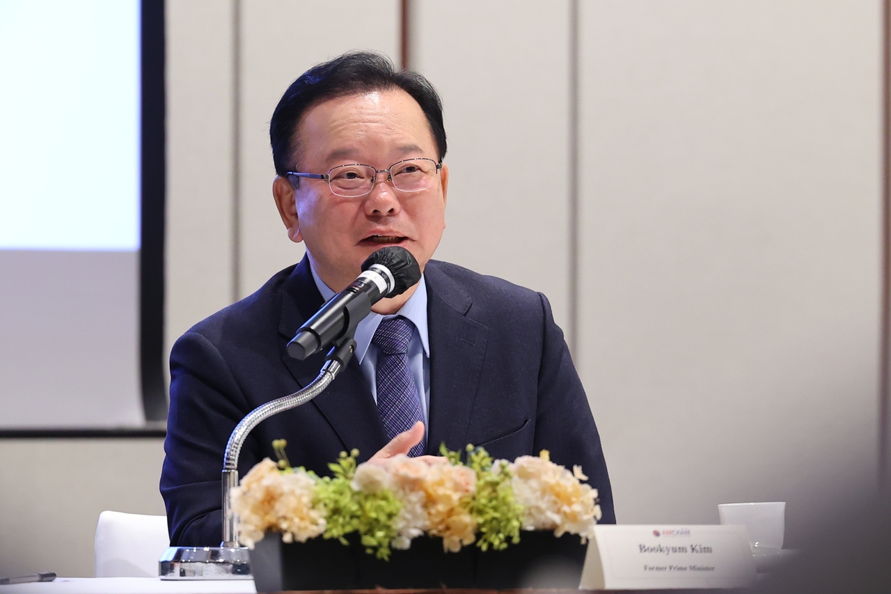 Former Prime Minister Kim Boo-kyum speaks at a boarding meeting hosted by the American Chamber of Commerce in Korea, in Seoul on Wednesday. (AmCham)