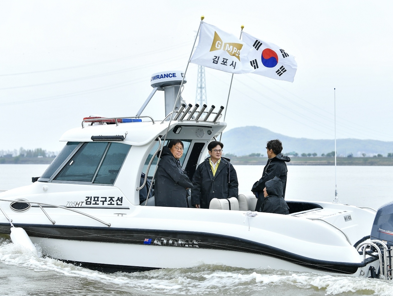 김병수 김포시장이 한강수상교통체계 구축을 위해 현장을 살피고 있는 모습.[김포시 제공]