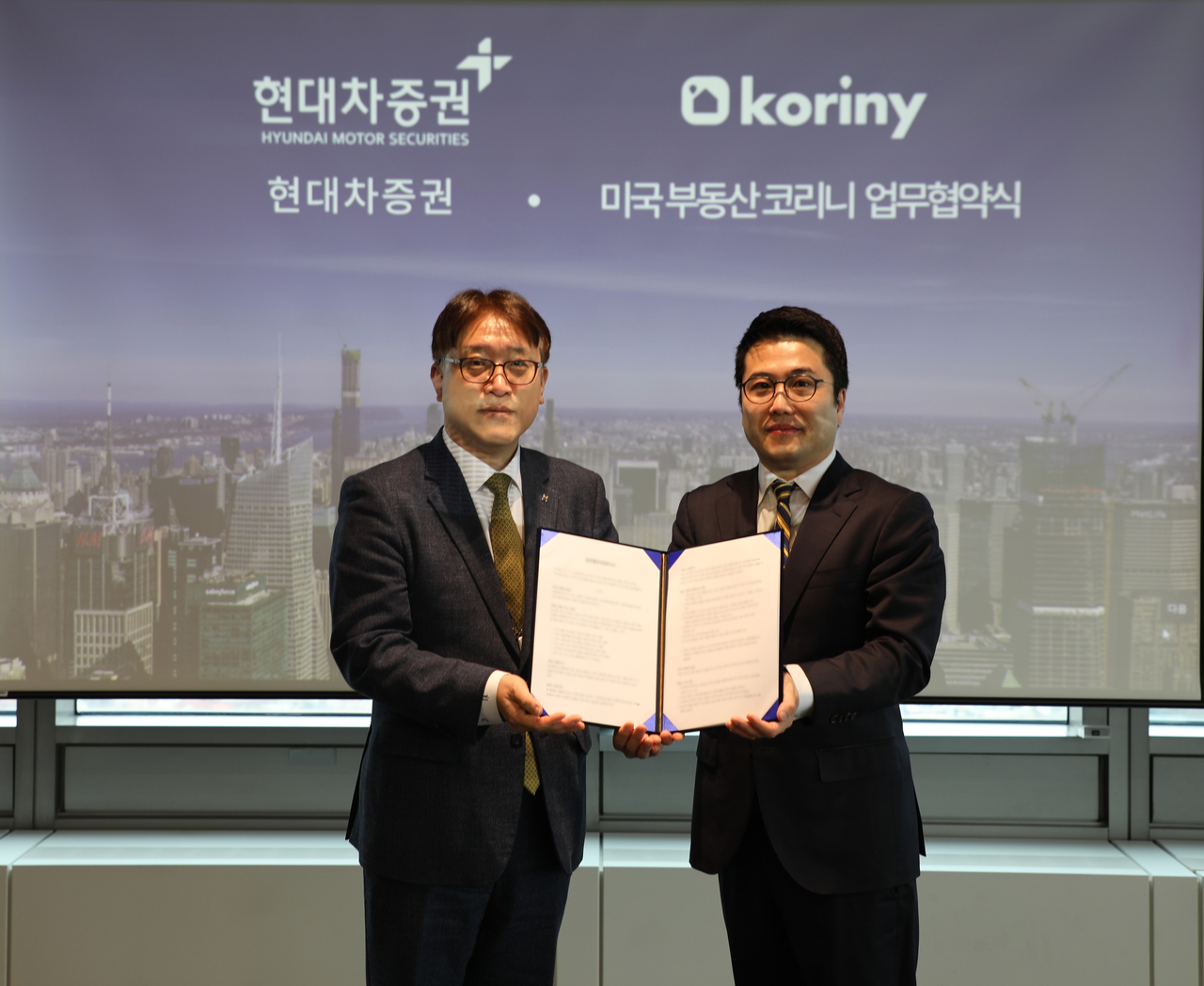 안현주(왼쪽) 현대차증권 리테일본부장(전무)와 문태영 코리니 대표가 지난달 28일 서울 역삼동 현대차증권 ‘강남프리미어PB센터’에서 업무협약을 맺고 기념 사진 촬영을 하고 있다. [현대차증권 제공]