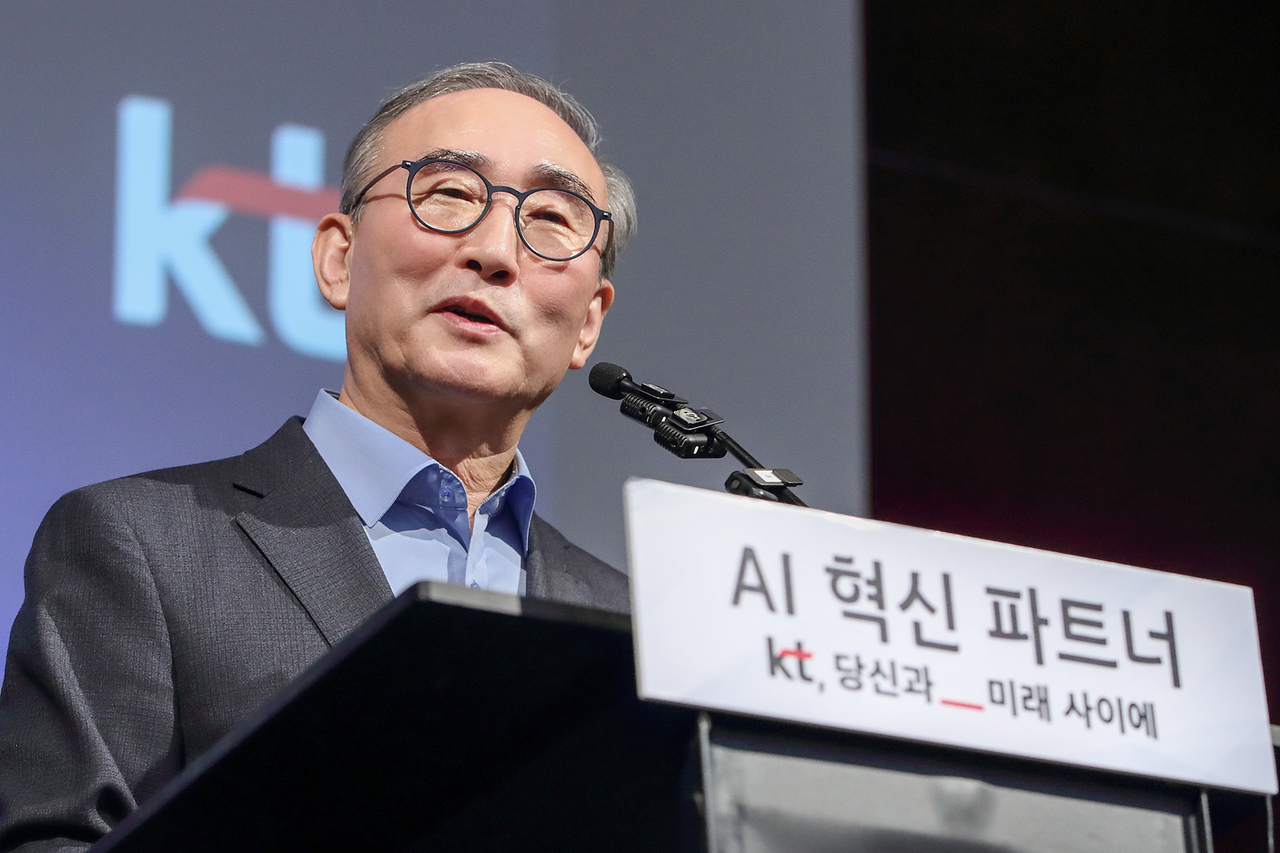 4일(현지 시간) 스페인 바르셀로나 모처에서 열린 간담회에서 김영섭 KT 대표가 발언하고 있다. [KT 제공]