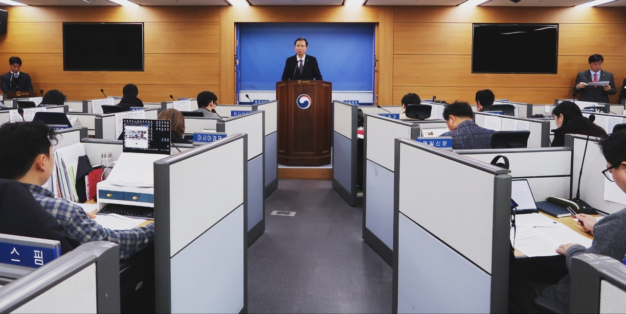전기찬 aT 기획조정실장이 5일 정부세종청사 농림축산식품부에서 브리핑을 열고 2025년 주요 사업 추진 계획을 발표하고 있다. [aT 제공]