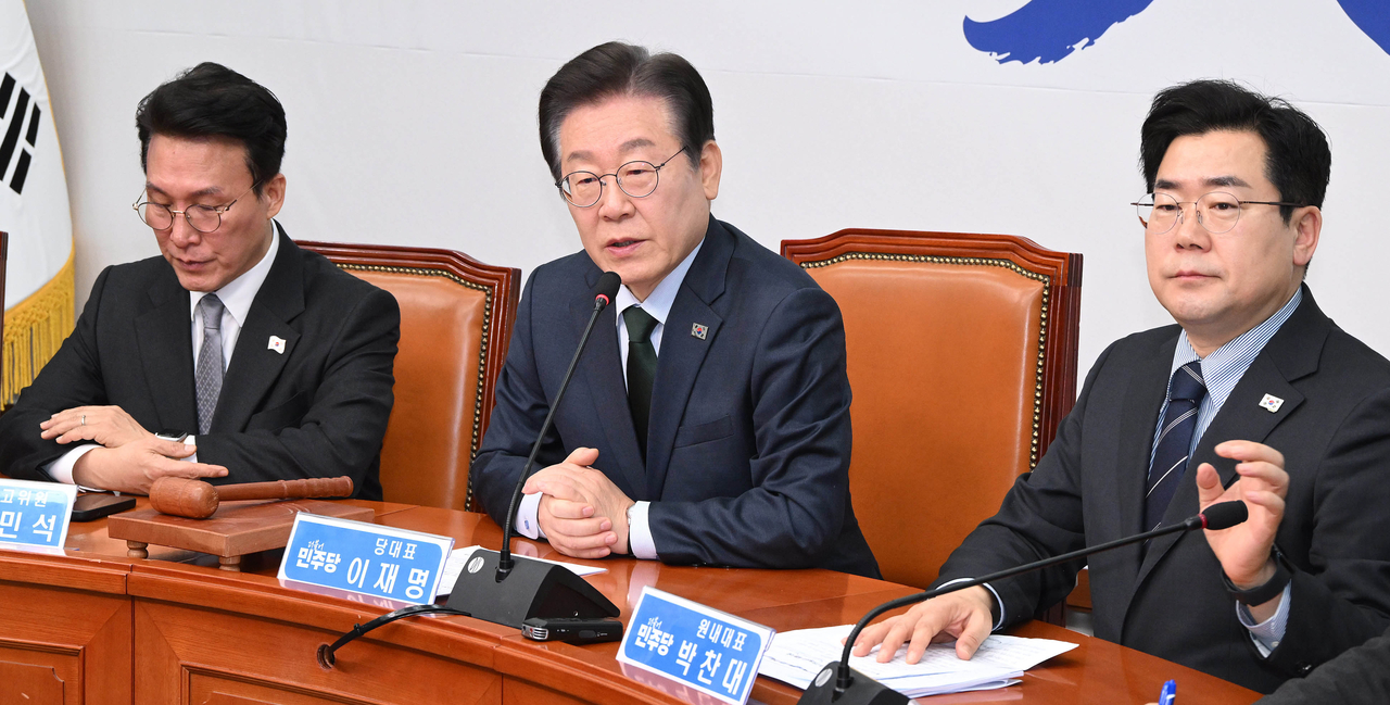 이재명(가운데) 더불어민주당 대표가 5일 오전 서울 여의도 국회에서 열린 최고위원회의에서 발언하고 있다. 임세준 기자