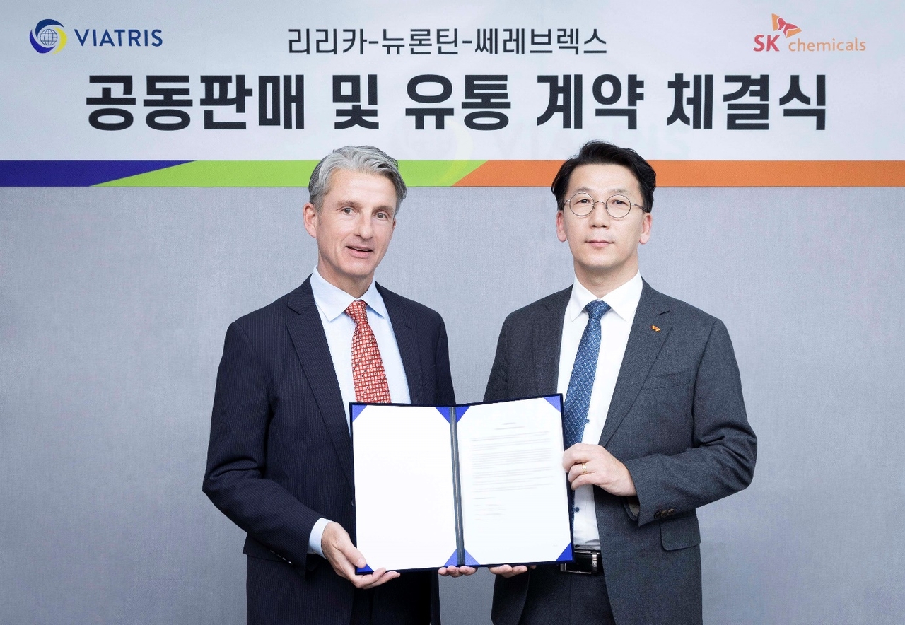 박현선 SK케미칼 파마(Pharma) 사업대표(오른쪽)와 빌 슈스터 비아트리스 코리아 대표이사가 ‘리리카’, ’뉴론틴’, ‘쎄레브렉스’에 대한 유통 및 판매 계약 체결식에 참석했다. [SK케미칼 제공]