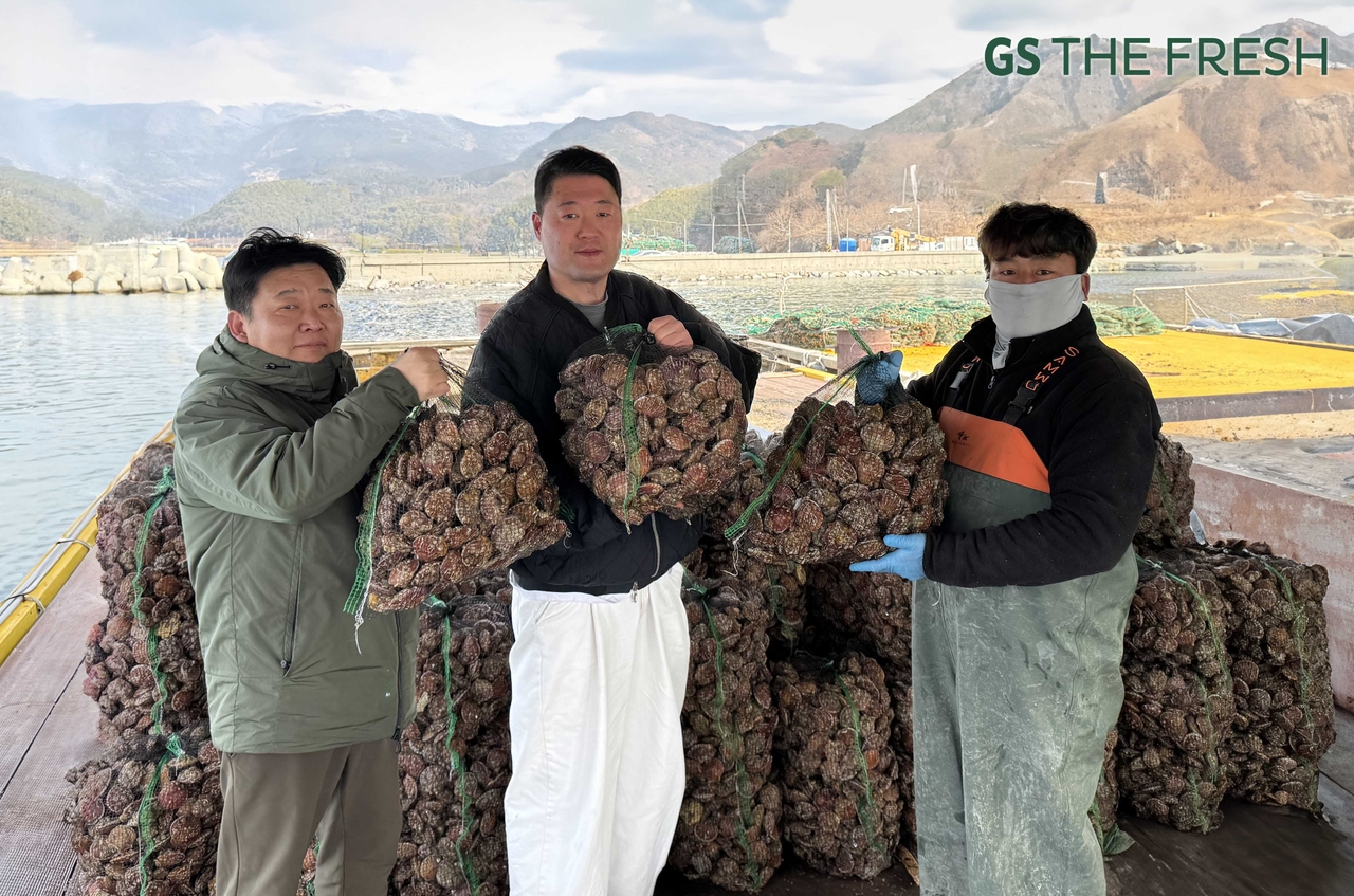GS리테일이 경상남도 고성군 어가 지원 일환으로 GS더프레시를 통해 홍가리비 소비 촉진 행사를 한다. 김대현(가운데) GS리테일 수산MD가 경남 고성군 어민, 수협유통 관계자와 기념 사진을 촬영하고 있다. [GS리테일 제공]