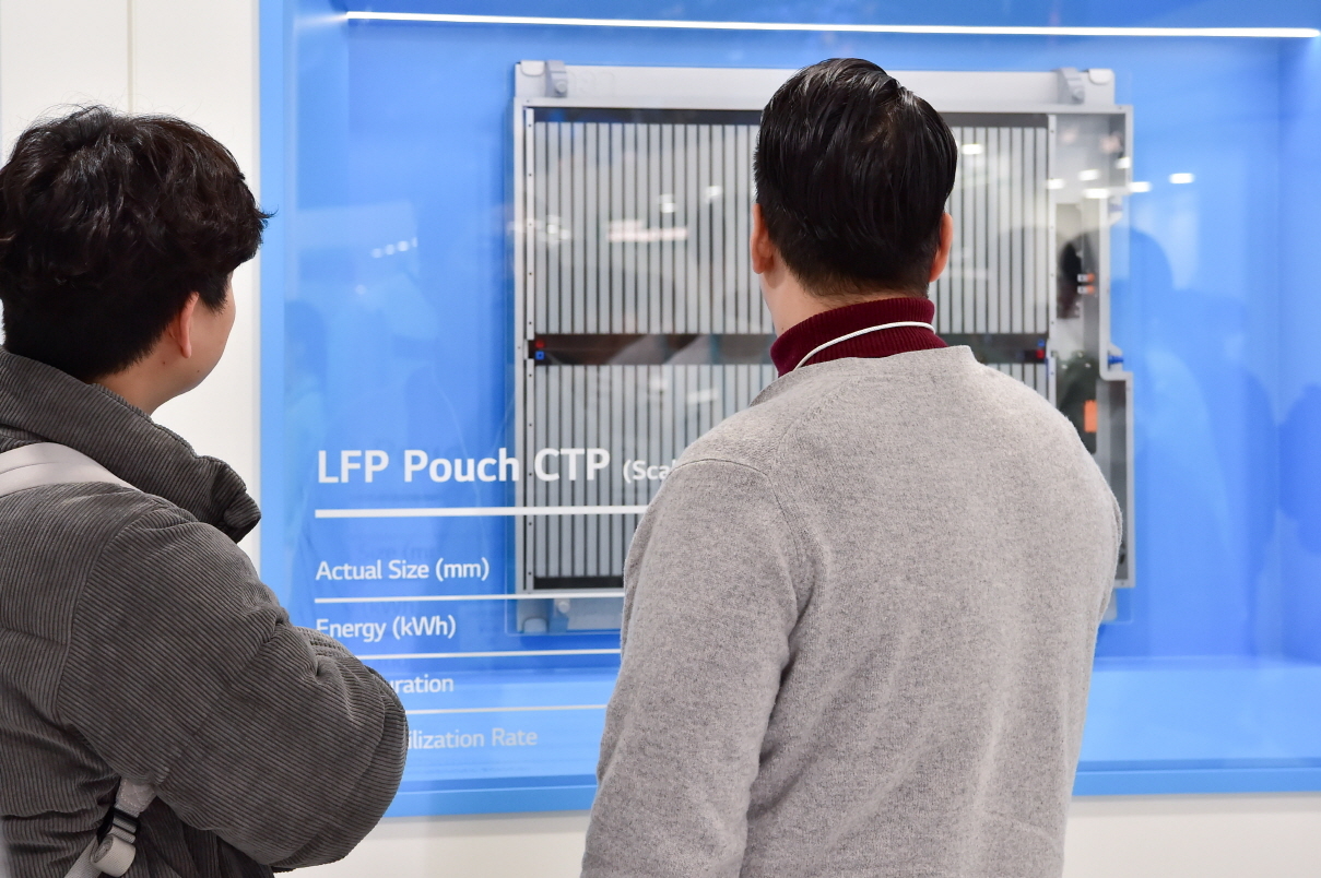 LG엔솔 부스에 전시된 LFP 배터리를 참관하고 있는 일반 시민들 [LG엔솔 제공]