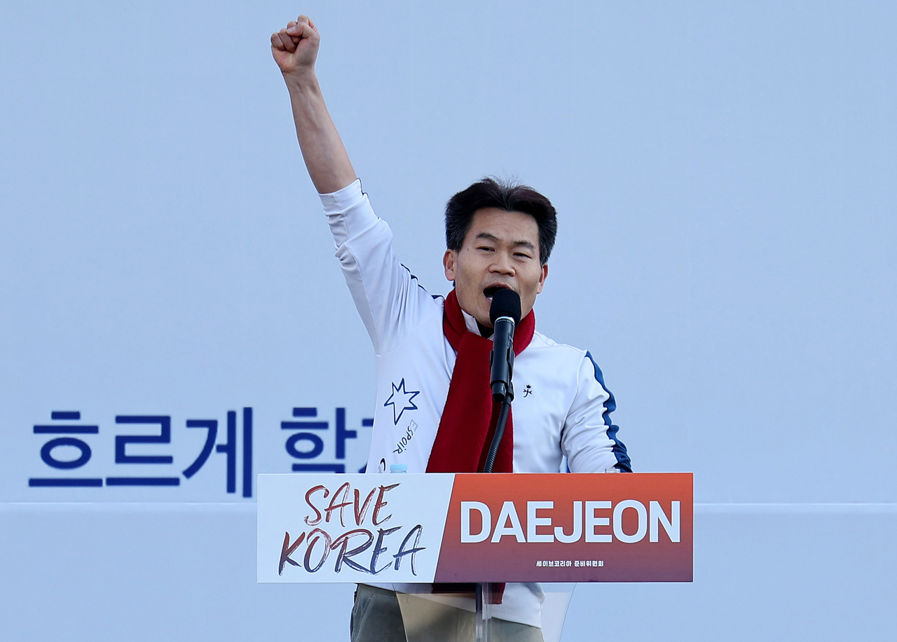 한국사 강사 전한길씨가 22일 오후 대전 서구 대전시청 앞 보라매공원에서 세이브코리아가 주최한 국가비상기도회에서 발언을 하고 있다. [뉴시스]
