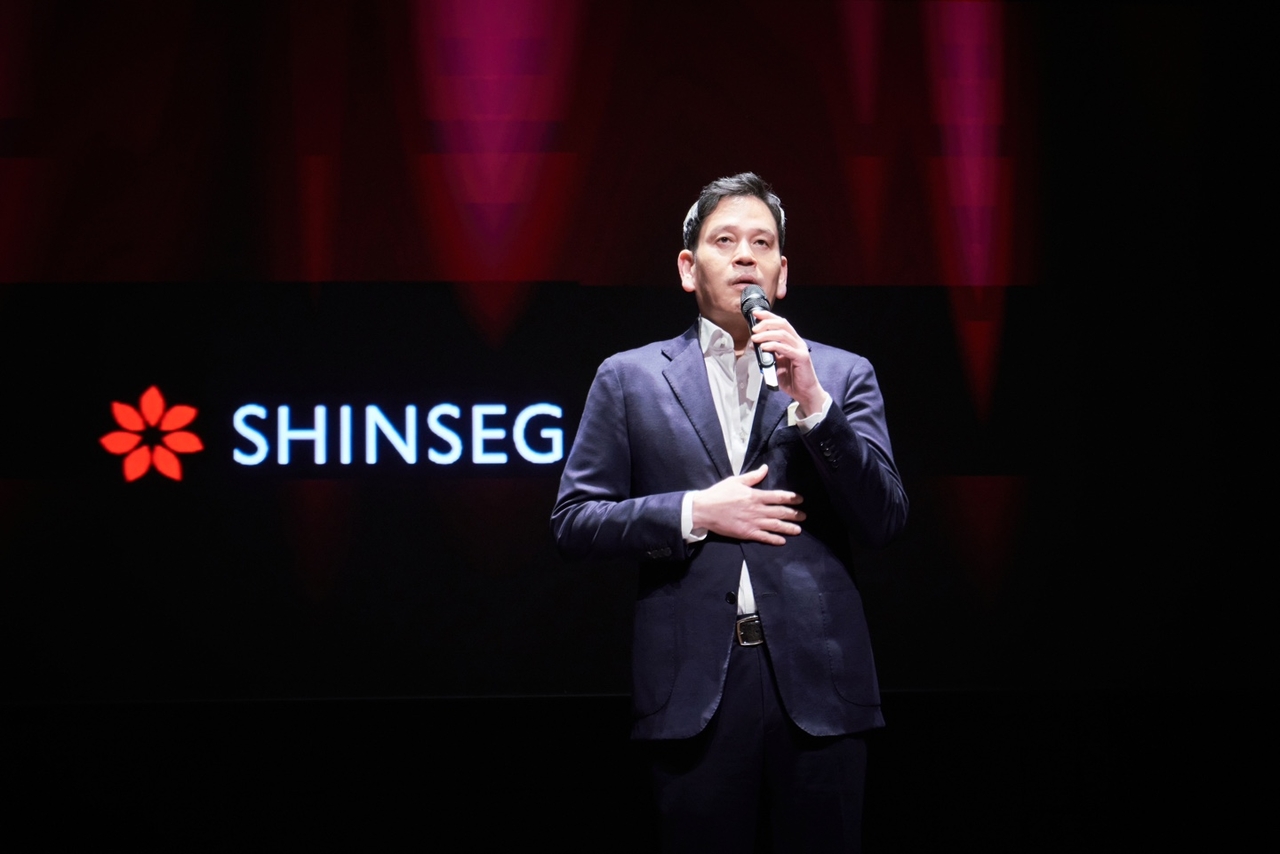 Shinsegae Group Chairman Chung Yong-jin speaks at a ceremony for the group's new employees, held at Shinsegae Namsan training institute in Seoul, on Feb. 24. (Shinsegae Group)