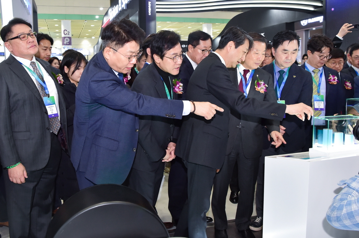 5일 LG엔솔 부스를 찾은 김동명(사진 왼쪽 두번째) LG엔솔 사장과 안덕근(사진가운데) 산업통상자원부 장관 등 업계 관계자들이 LG엔솔 부스 내 전시품들을 관람하고 있다. [LG엔솔 제공]