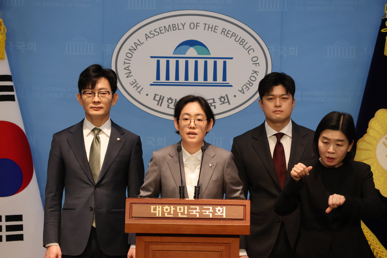박충권(왼쪽부터·조지연·김용태 국민의힘 의원들이 5일 국회 소통관에서 선관위 채용비리 관련 기자회견을 하고 있다. [조지연 의원실 제공]