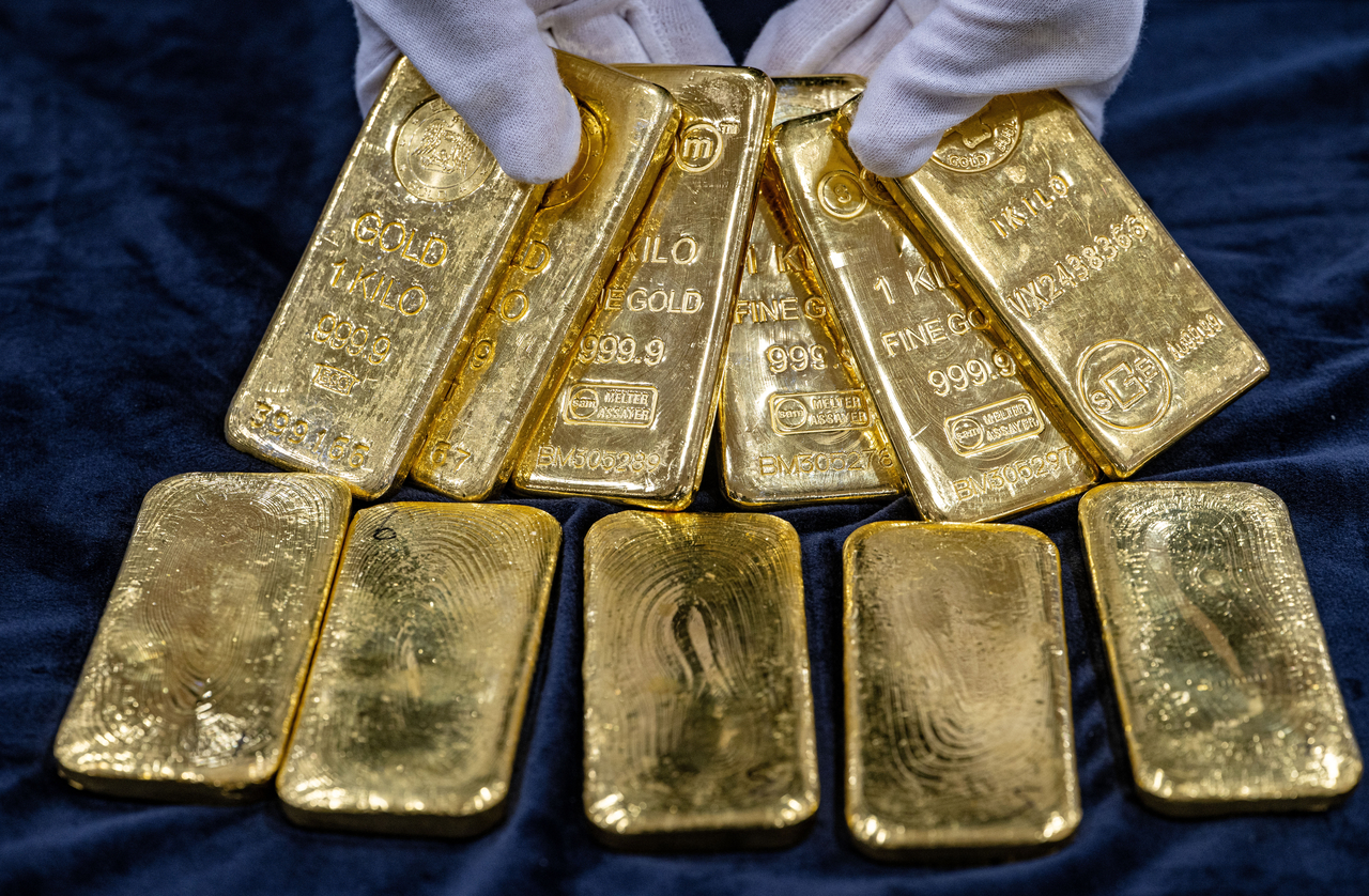 An official displays seized gold bars at the Incheon Airport Customs office in Incheon on Wednesday. (Yonhap)