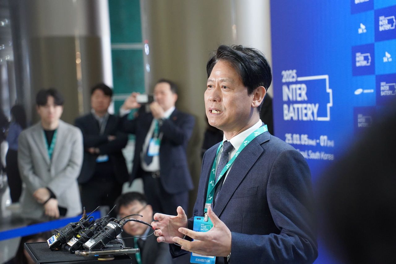 Park Ki-soo, head of SK On’s R&D division, speaks to reporters at the 2025 InterBattery exhibition at Coex in Seoul on Wednesday. (Joint press corp.)