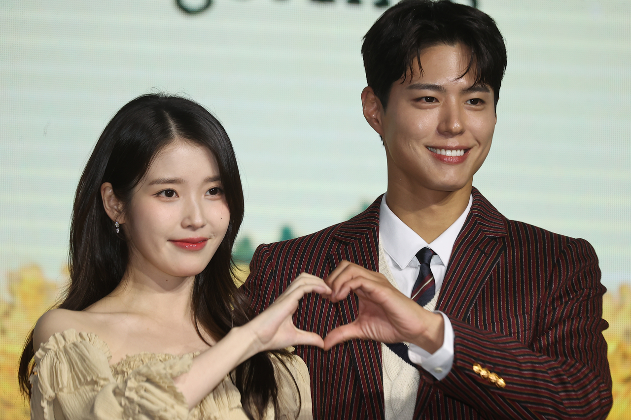 Lee Ji-eun (left) and Park Bo-gum pose for a photo at a press conference in Yeouido, Seoul, Wednesday. (Yonhap)