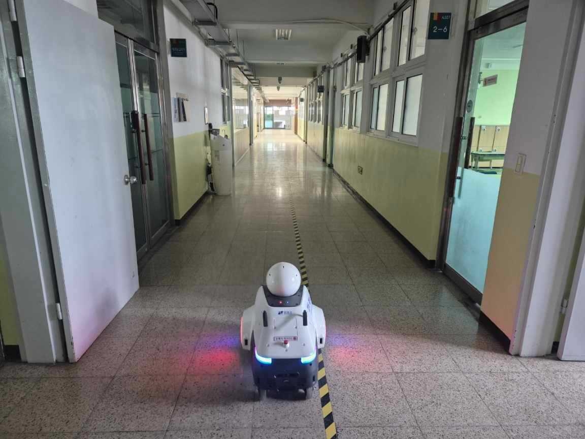 세오로보틱스 순찰로봇은 야간에 서울로봇고등학교 실습실이 있는 3층 일대를 돌아다니며 화재·가스를 탐지하고 있다. [강남구 제공]