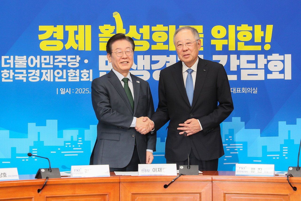 류진(오른쪽) 한국경제인협회 회장이 5일 여의도 국회 더불어민주당 당대표실에서 열린 ‘한경협·더불어민주당 민생경제 간담회’에 참석해 이재명 대표와 악수하고 있다. [한국경제인협회 제공]