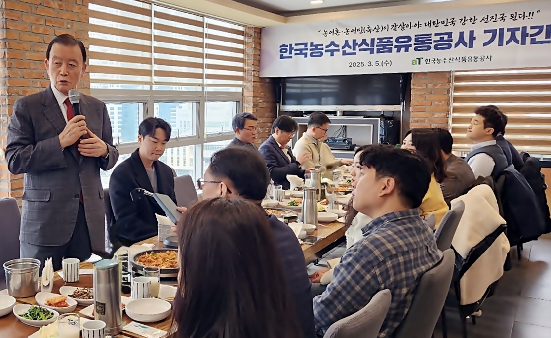 홍문표 aT 사장이 5일 정부세종청사 인근 식당에서 기자간담회를 열고 ‘2025년 aT 주요 사업 추진 계획’에 대해 설명하고 있다. [aT 제공]