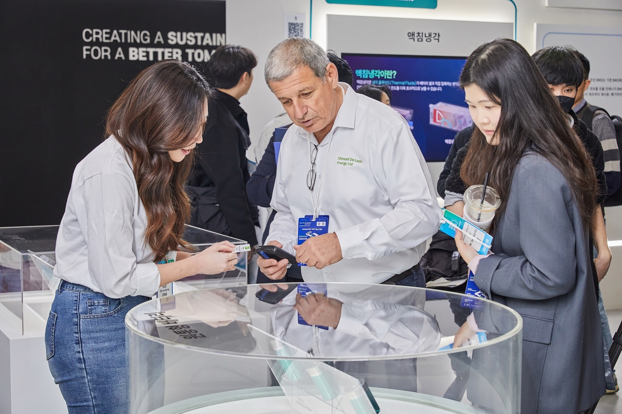 5일 오전 서울 강남구 코엑스에서 배터리 산업 전시회 ‘인터배터리 2025’가 열린 가운데, 외국인 참관객들이 SK온 부스를 둘러보고 있다.
SK온은 이번 전시회에서 3대 폼팩터(파우치형·각형·원통형 배터리)를 모두 전시하고 고전압 미드니켈 배터리를 처음으로 선보이는 등, 폭넓은 배터리 포트폴리오를 바탕으로 시장의 다양한 요구에 부응할 준비가 되어있음을 강조했다.
또한, SK엔무브와 협력 개발하고 있는 EV 배터리용 액침냉각 기술과 함께 독자적 차세대 무선 BMS(Battery Management System)도 최초로 공개했다. [SK온 제공]
