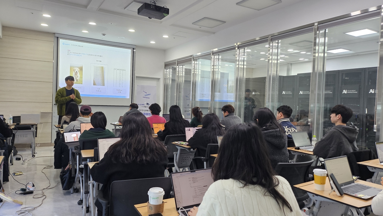 고우주 라우드AI 대표가 서울 가산동 코오롱베니트 AI 솔루션센터에서 AI 솔루션 활용법을 안내하고 있다. [코오롱베니트 제공]