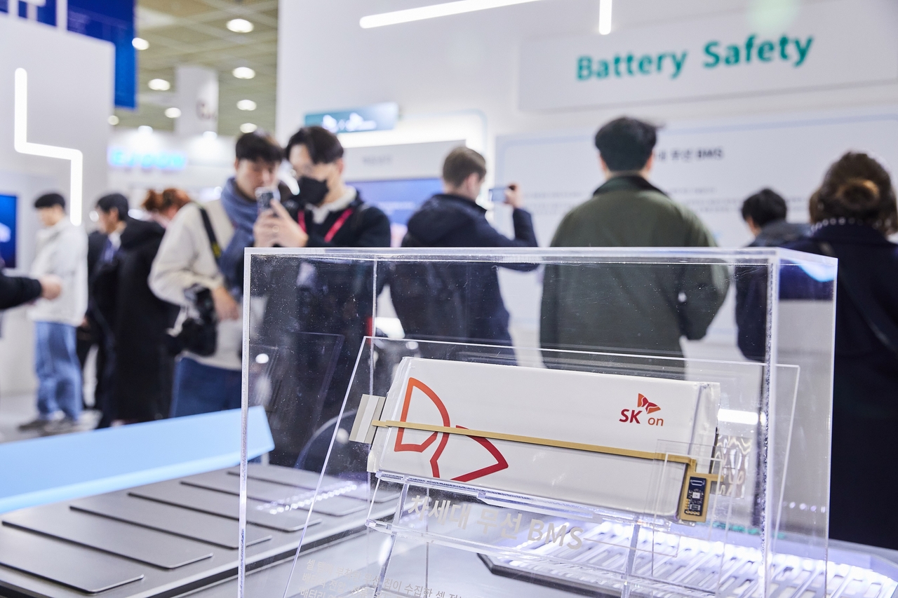 5일 오전 서울 강남구 코엑스에서 배터리 산업 전시회 ‘인터배터리 2025’ 부스에 전시된 SK온의 각형 배터리. SK온은 이번 전시회에서 3대 폼팩터(파우치형·각형·원통형 배터리)를 모두 전시하고 고전압 미드니켈 배터리를 처음으로 선보이는 등, 폭넓은 배터리 포트폴리오를 바탕으로 시장의 다양한 요구에 부응할 준비가 되어있음을 강조했다.
또한, SK엔무브와 협력 개발하고 있는 EV 배터리용 액침냉각 기술과 함께 독자적 차세대 무선 BMS(Battery Management System)도 최초로 공개했다. [SK온 제공]
