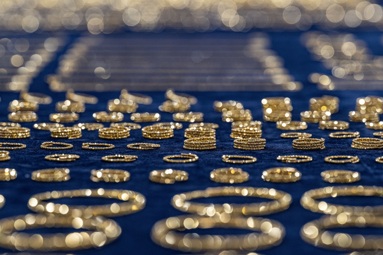 Seized gold items on display at the Incheon Airport Customs office (Yonhap)