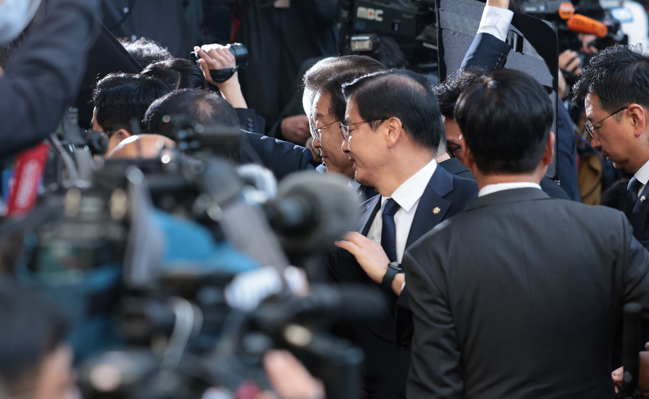 공직선거법상 허위사실 공표 혐의를 받는 더불어민주당 이재명 대표가 지난해 11월 15일 오후 서울 서초구 서울중앙지법에서 열린 1심 선고공판에 출석하고 있다. [연합]