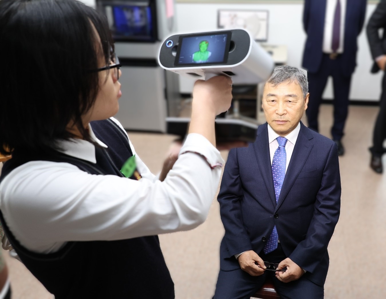 정근식 서울시교육감이 26일 서울 중등 직업교육 현황 파악 및 발전 방향 모색을 위해 서울 동작구 서울공업고등학교에서 직업교육 현장을 둘러보고 있다. [연합]