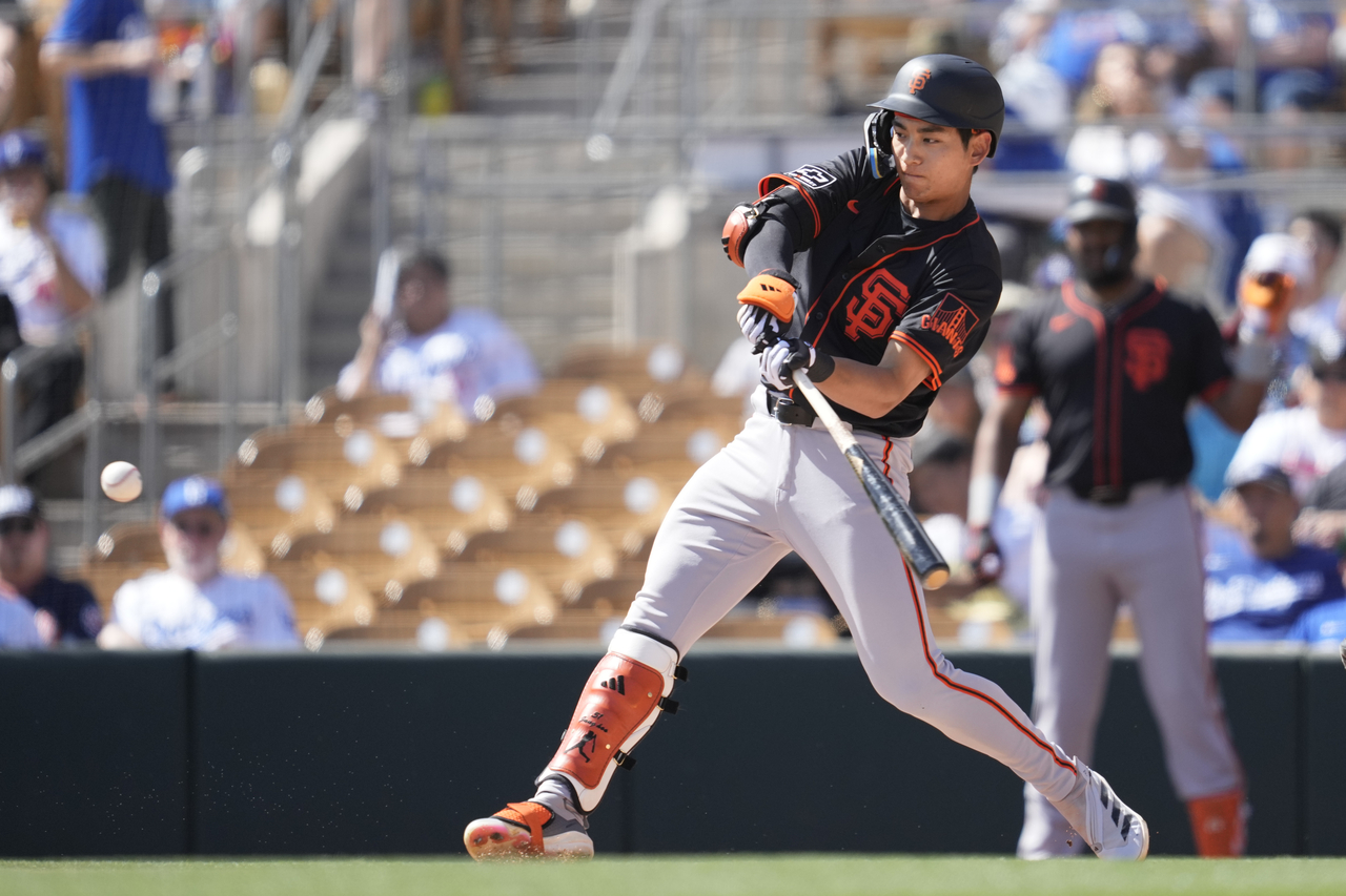 San Francisco Giants' Jung Hoo Lee doubles during the first inning of a spring training baseball game against the Los Angeles Dodgers, Saturday, in Phoenix. (AP-Yonhap)