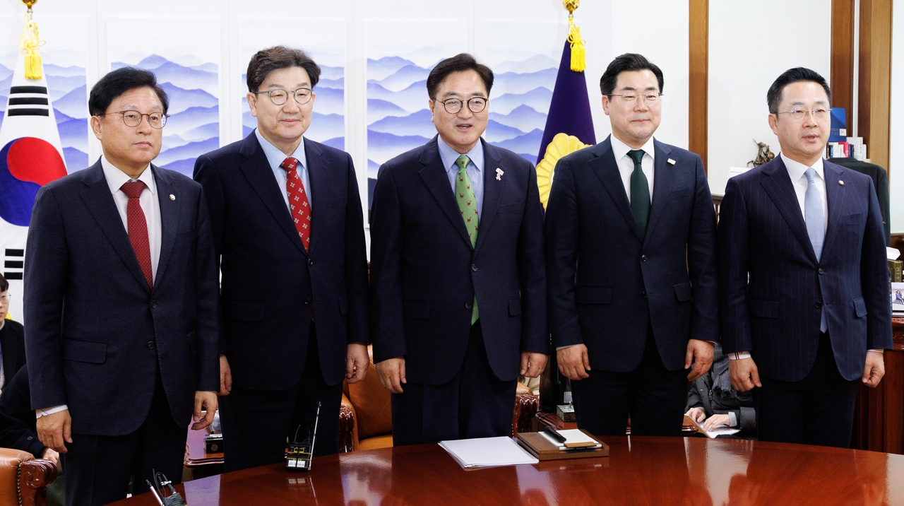우원식 국회의장과 양당 원내대표단이 4일 서울 여의도 국회에서 의장 주재 회동에 참석해 기념 촬영하고 있다. 왼쪽부터 박형수 국민의힘 원내수석부대표, 권성동 국민의힘 원내대표, 우원식 국회의장, 박찬대 더불어민주당 원내대표, 박성준 더불어민주당 원내수석부대표. [연합]