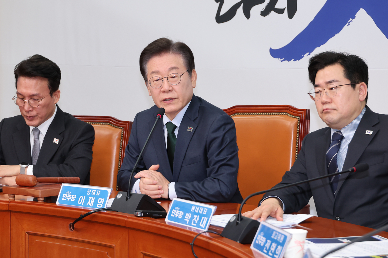 이재명(가운데) 더불어민주당 대표가 5일 서울 여의도 국회에서 열린 최고위원회의에서 발언하고 있다. [연합]