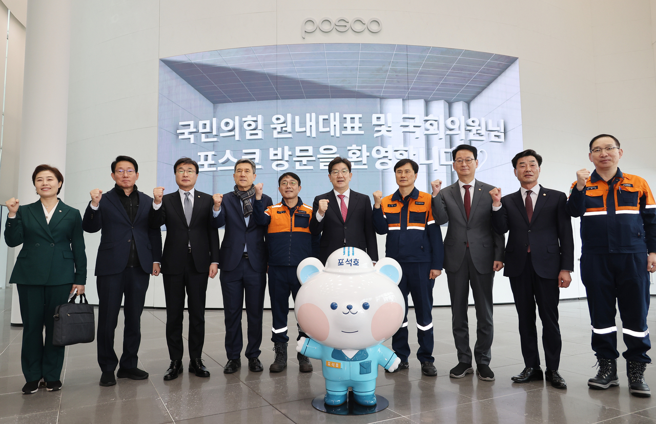 철강 산업 위기 극복을 위한 현장 간담회에 나선 국민의힘 지도부가 5일 경북 포항시 포스코 파크(Park)1538 홍보관에서 기념 촬영하고 있다. [연합]