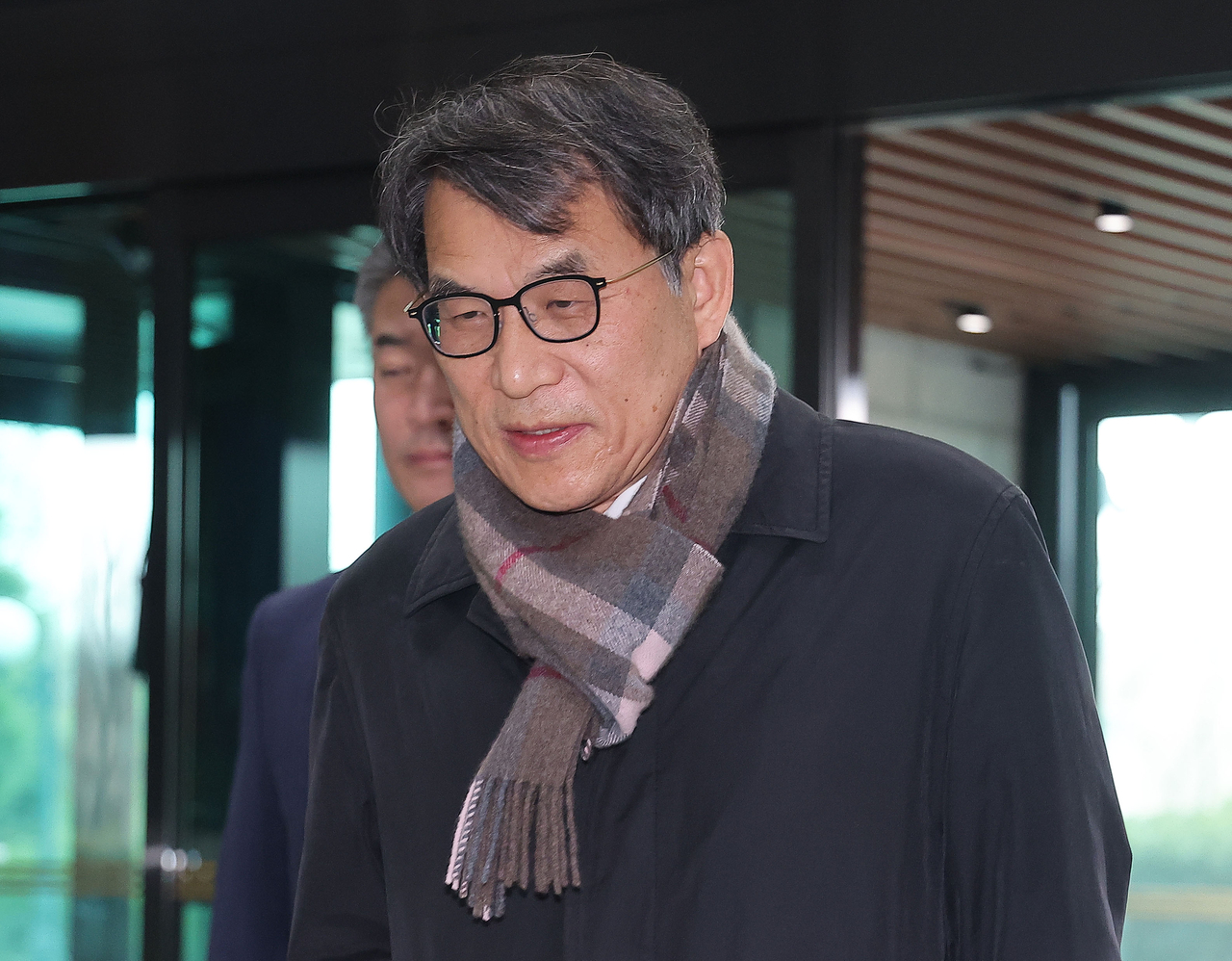노태악 중앙선관위원장이 5일 전국 새마을금고 동시 이사장 선거 관련 일정을 위해 경기도 과천 중앙선거관리위원회 청사로 출근하고 있다. [연합]