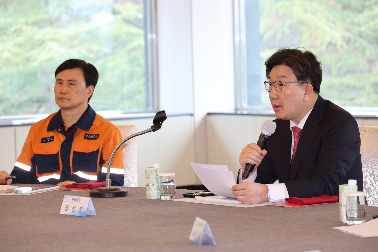 5일 철강 산업 위기 극복을 위한 현장 간담회에 나선 권성동 국민의힘 원내대표(오른쪽). [연합]