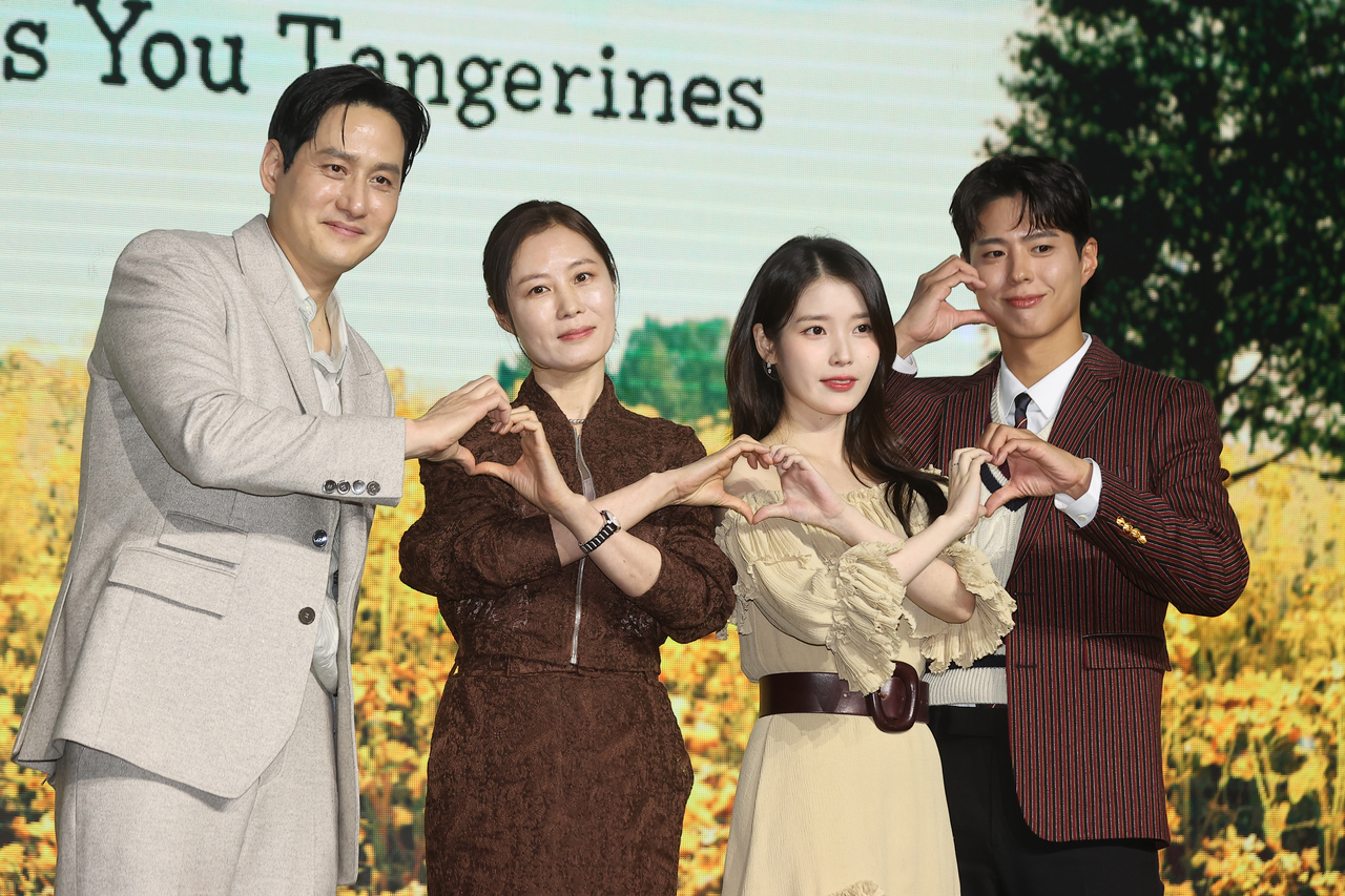 배우 박해준(왼쪽부터), 문소리, 아이유, 박보검이 5일 서울 여의도 콘래드호텔에서 열린 넷플릭스 ‘폭싹 속았수다’ 제작발표회에서 포즈를 취하고 있다. [연합]