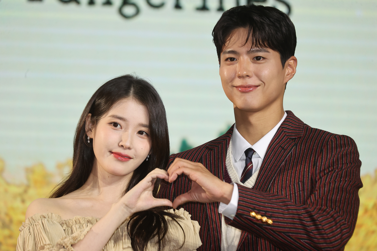 배우 아이유, 박보검이 5일 서울 여의도 콘래드호텔에서 열린 넷플릭스 ‘폭싹 속았수다’ 제작발표회에서 포즈를 취하고 있다. [연합]