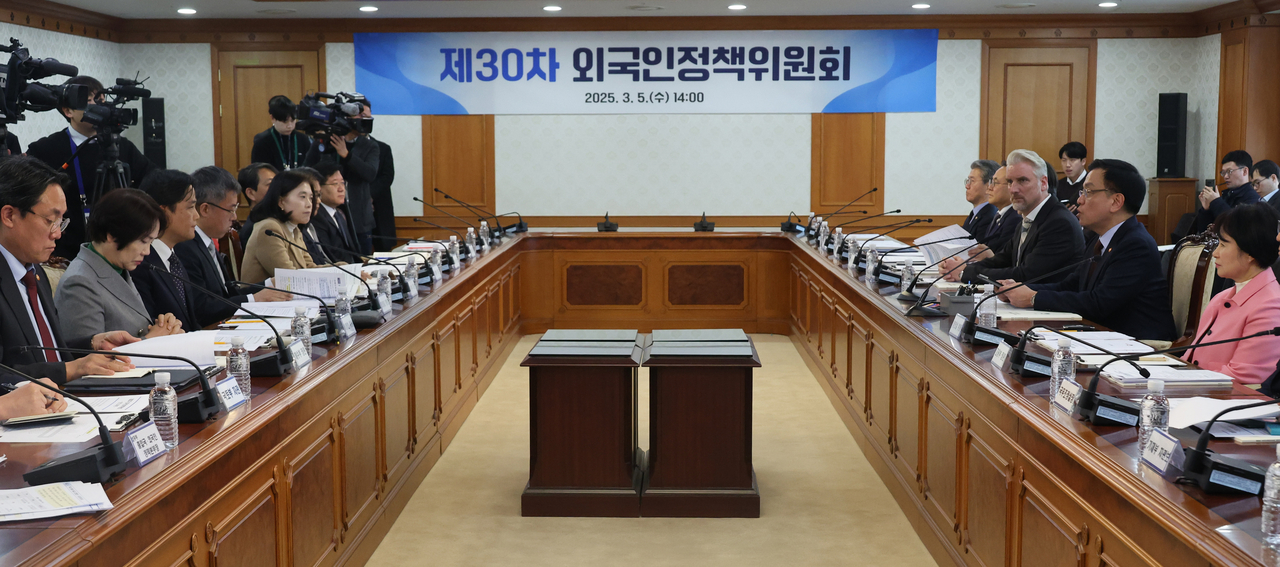 최상목 대통령 권한대행 부총리 겸 기획재정부 장관이 5일 정부서울청사에서 외국인정책위원회를 주재하고 있다.［연합］