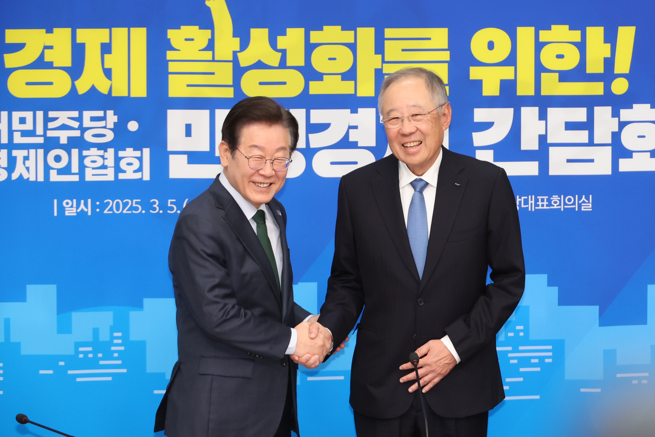 이재명 더불어민주당 대표(왼쪽)와 류진 한국경제인협회(한경협) 회장이 5일 서울 여의도 국회에서 열린 민주당과 한국경제인협회(한경협)의 민생경제간담회에서 악수하고 있다. 민주당 당대표와 한경협 회장의 공식적인 만남은 2015년 9월 이후 약 10년 만이다. [연합]