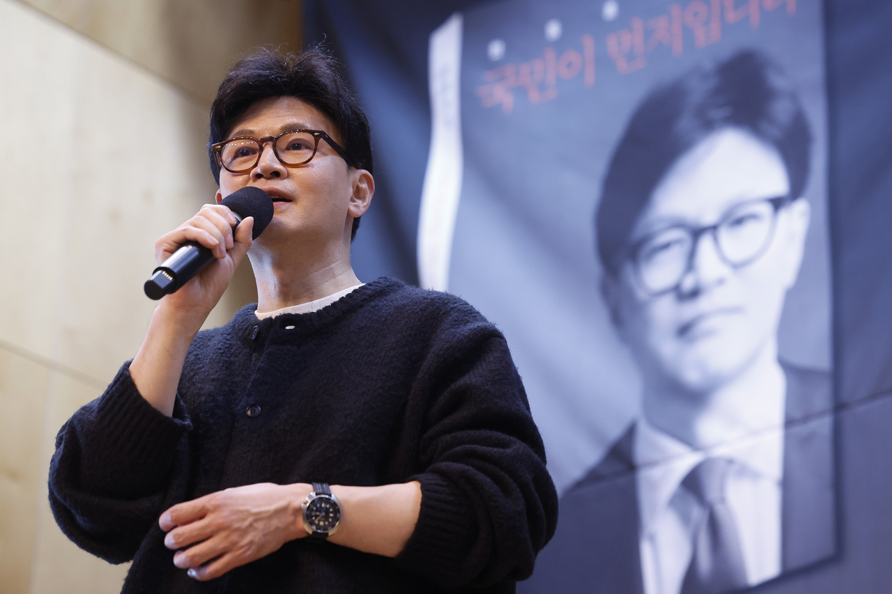 Han Dong-hoon, the former leader of the ruling People Power Party, speaks at a book event Wednesday at a venue in Seoul. Yonhap