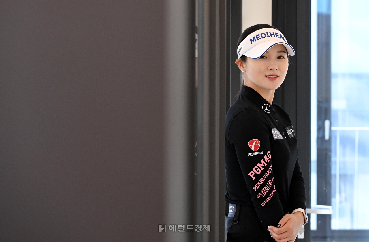 KLPGA 투어 7승의 박현경이 고향 전북에서 자신의 이름을 내건 아마추어 골프대회를 개최한다. 이상섭 기자