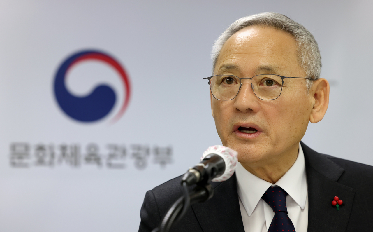 유인촌 문화체육관광부 장관이 최근 국립현대미술관 서울에서 출입기자 대상 정례브리핑을 하고 있다. [문화체육관광부]