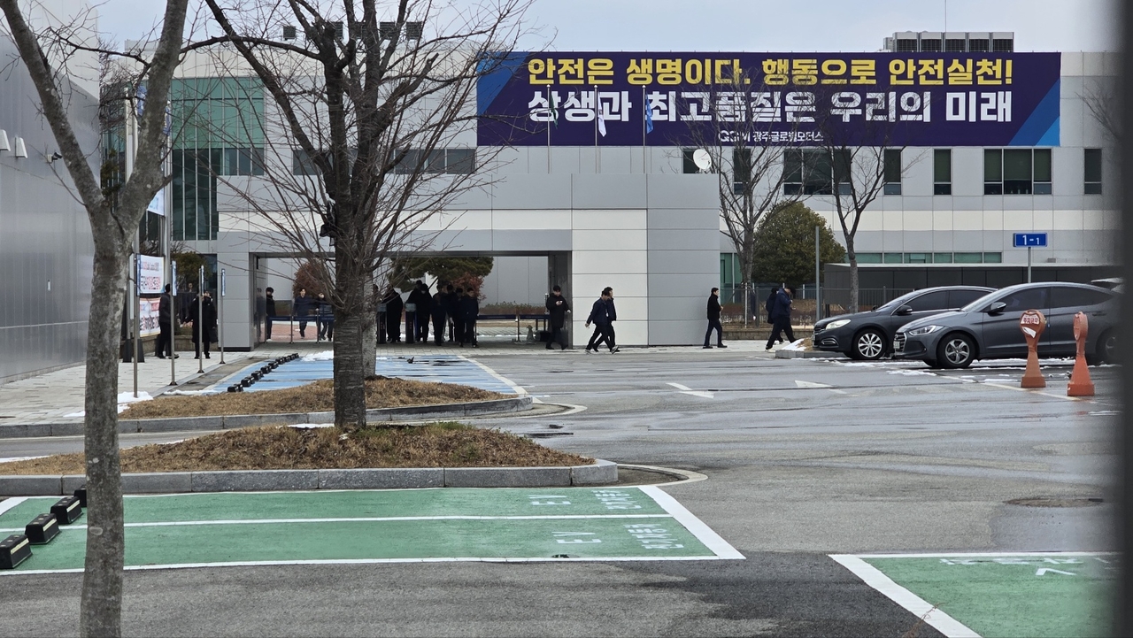 광주글로벌모터스(GGM) 근로자들이 퇴근종소리와 함께 쏟아져 나왔다. 서인주 기자