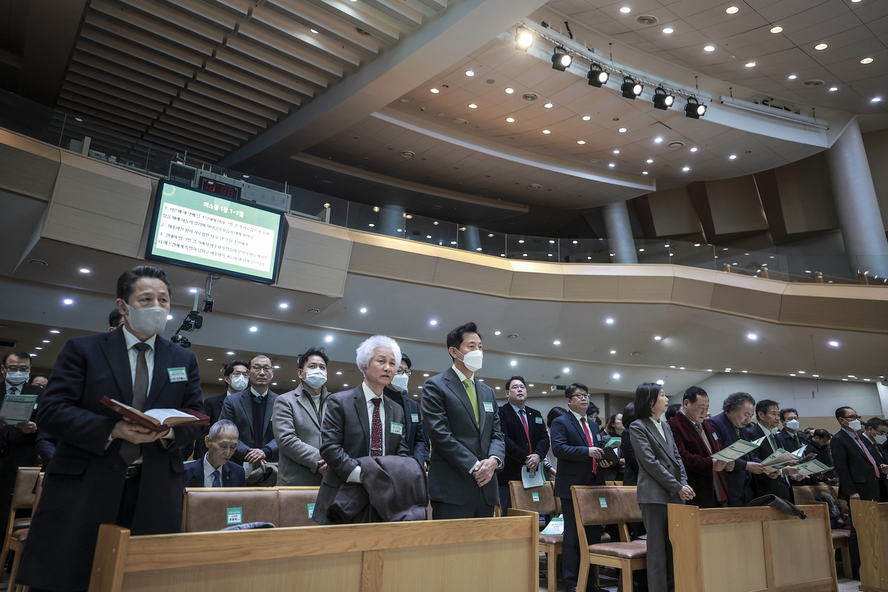 Seoul Mayor Oh Se-hoon (center) attends the 2025 New Year’s Prayer Meeting at Shingil Waymakers Church in Yeongdeungpo-gu, Seoul, on Feb. 10, joining city officials and church leaders in a gathering focused on civic unity and well-being. (Newsis)