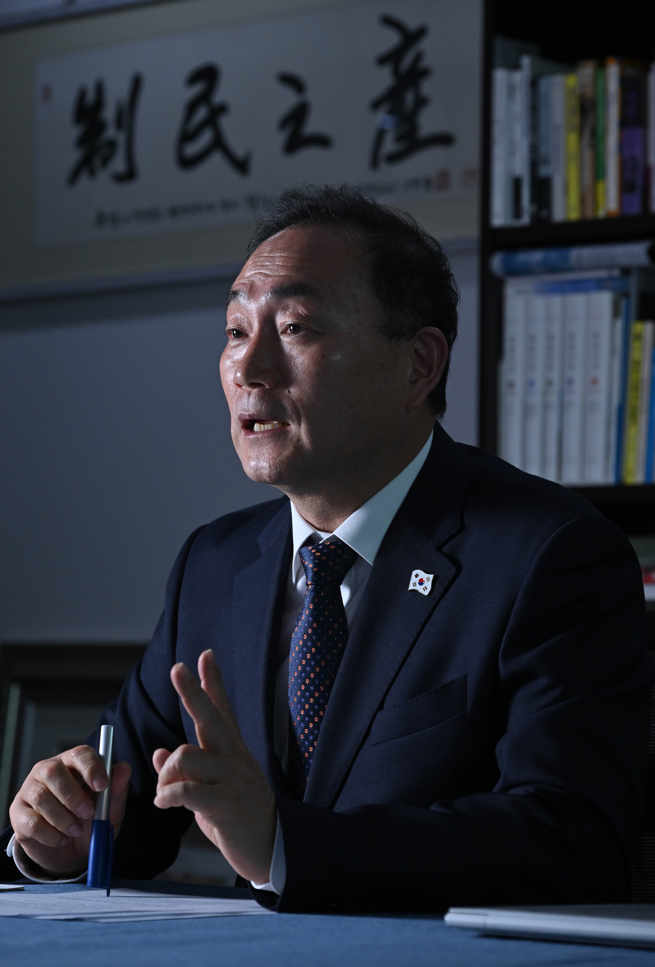 김원이 더불어민주당 의원이 지난달 28일 오후 서울 여의도 국회 의원회관에서 헤럴드경제와 인터뷰를 하고 있다. ‘에너지 2법’ 본회의 통과가 뿌듯하다는 김 의원의 뒤로 정치인으로서의 소명을 담은 ‘제민지산(制民之産)’이라는 글이 보인다.  임세준 기자