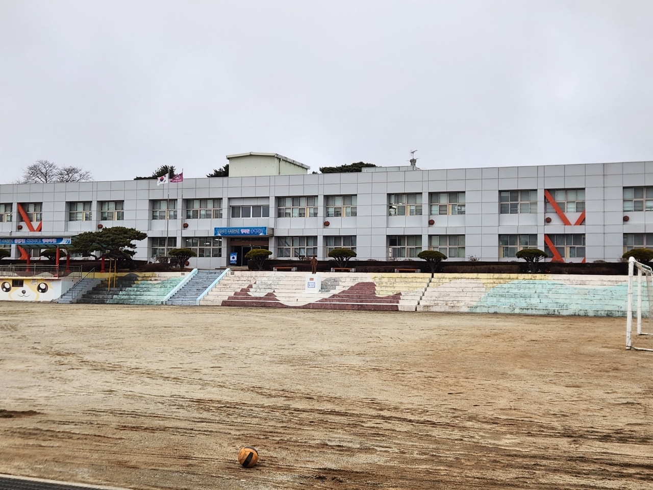 4일 인천 강화군 송해초등학교 운동장. 신입생이 없어 입학식이 열리지 않아 더 텅비어 보인다.            이영기 기자