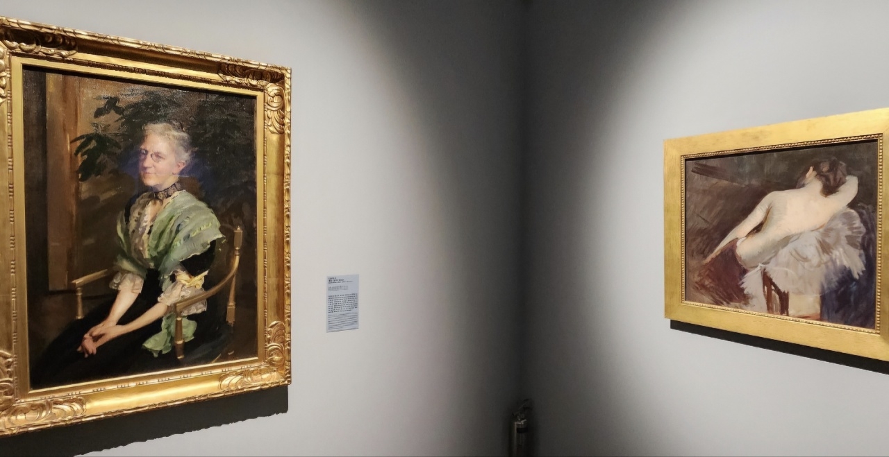 “Helen Bigelow Merriman” by Cecilia Beaux (left) and “The Venetian Blind” by Edmund Charles Tarbell at The Hyundai Seoul in Yeouido, Seoul (Choi Si-young/The Korea Herald)