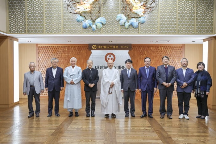 Members of the Korean Council of Religious Leaders pose for a photo at the Jogye Order of Korean Buddhism headquarters in Seoul, October 2024. (Jogye Order of Korean Buddhism)