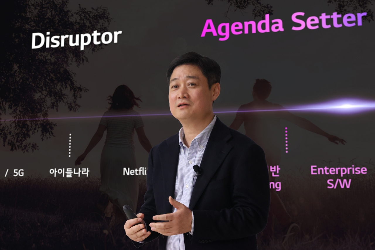 지난 4일(현지시간) 스페인 바르셀로나의 한 호텔에서 열린 간담회에서 홍범식 LG유플러스 대표가 발언하고 있다.  [LG유플러스 제공]