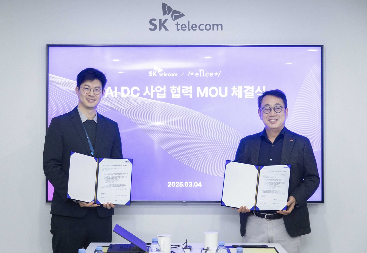 유영상(오른쪽) SK텔레콤 대표와 김재원 엘리스그룹 대표가 스페인 바르셀로나에서 열린 ‘모바일월드콩그레스2025’(MWC25) SK텔레콤 전시관에서 업무협약을 체결하는 모습. [SK텔레콤 제공]