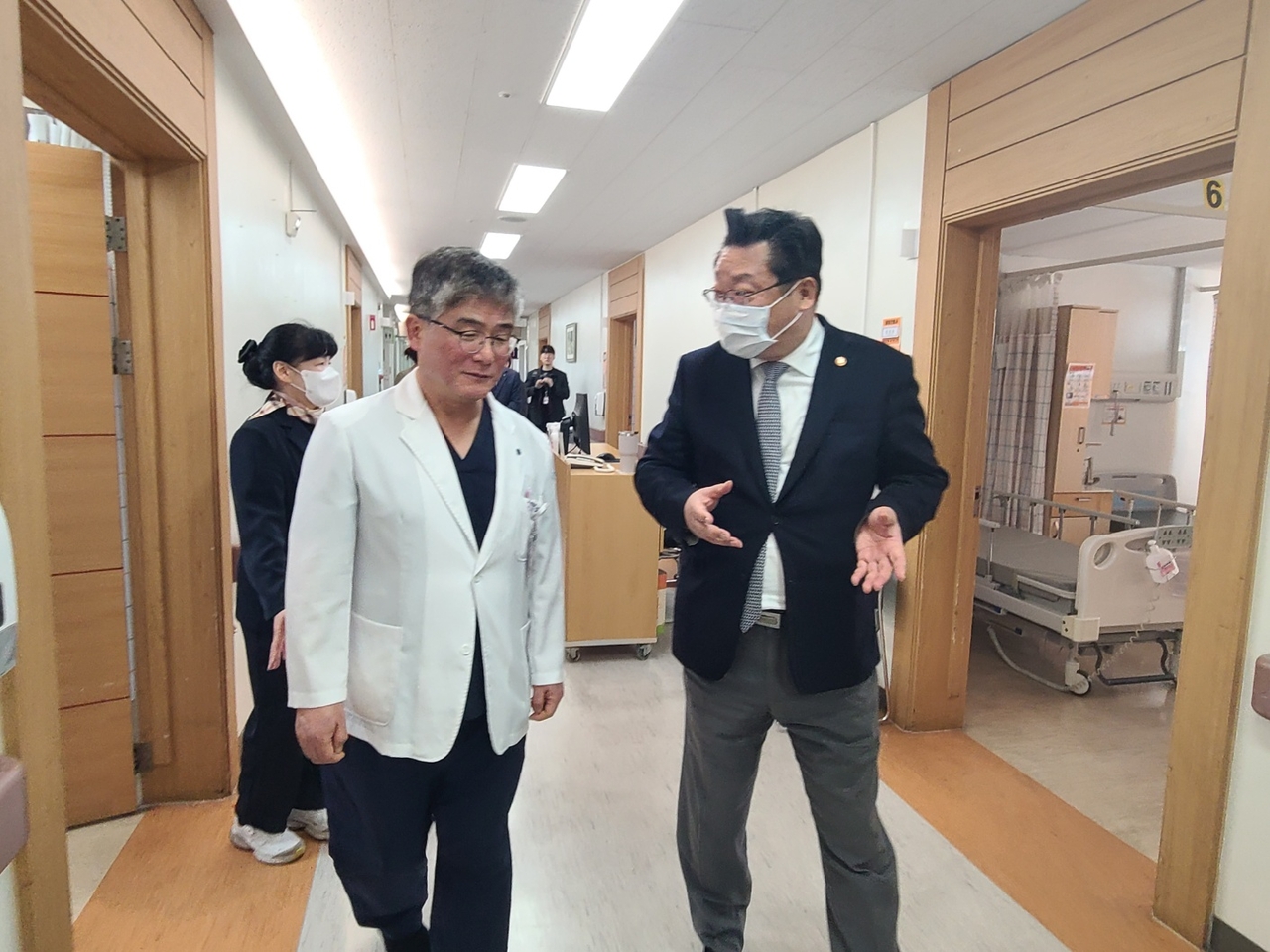 주형환 저출산고령사회 부위원장은 6일 경기도의료원 수원병원을 방문해 지역사회 의료와 돌봄을 통합적으로 제공하는 방안을 논의하고 현장의견을 청취했다.[저출산고령사회위원회 제공]