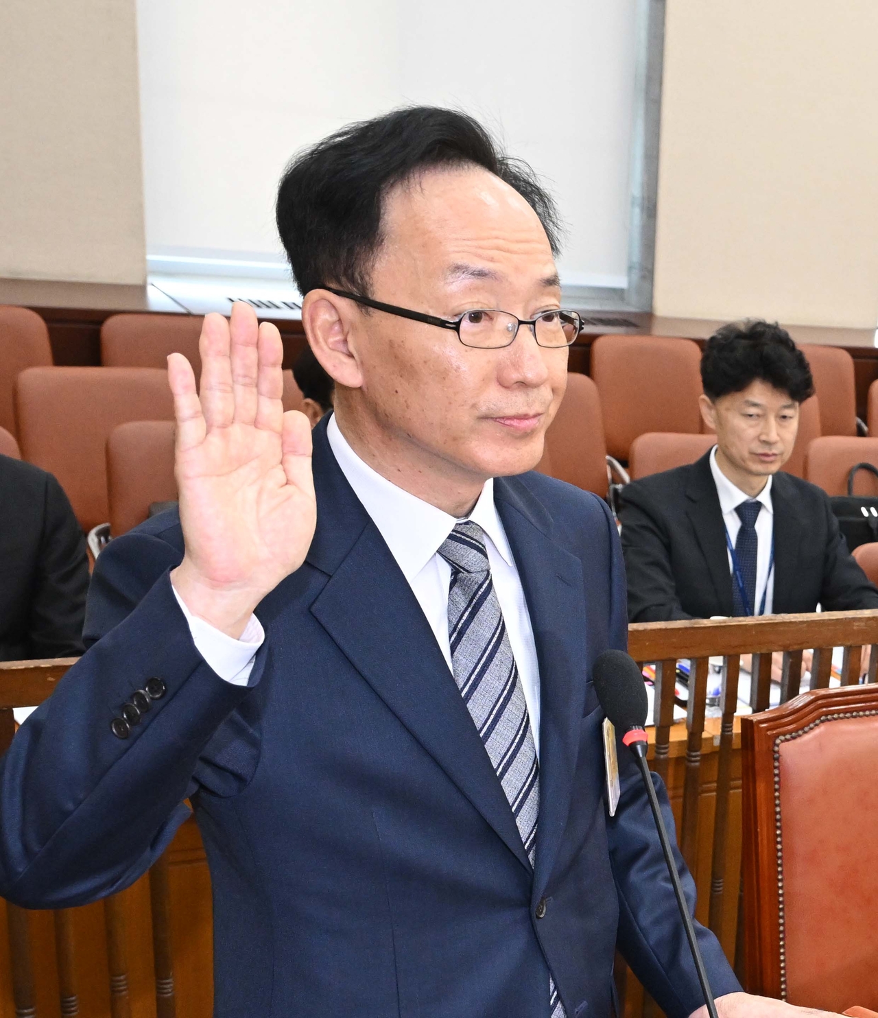 김대웅 중앙선거관리위원회 위원 후보자가 6일 오전 서울 여의도 국회 행정안전위원회에서 열린 인사청문회에서 선서하고 있다. 이상섭 기자