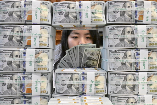 A staff member at Hana Bank's Anti-Counterfeiting Response Center is seen organizing US dollar bills. (Lim Se-jun/ The Korea Herald)