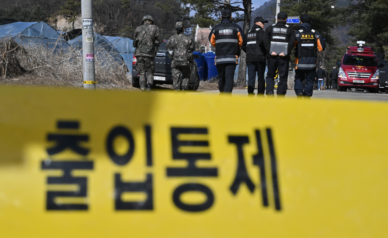 6일 오전 한미연합훈련 중 공군이 낙하한 폭탄이 민가에 떨어져 인명피해가 발생했다. 이날 오후 경기도 포천시 이동면의 낙탄지점으로 군인과 소방관들이 진입하고 있다. 포천=임세준 기자